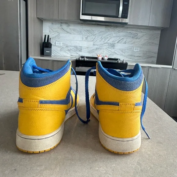 Jordan 1s Laney (suede) - Picture 3 of 6